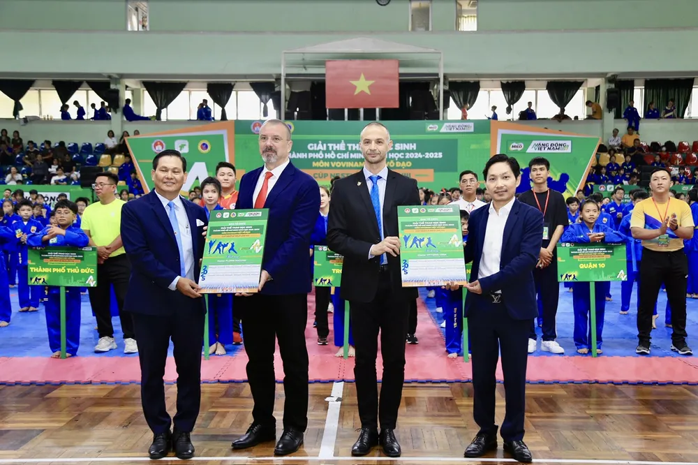 Tại Lễ khai mạc có sự tham dự của võ sư Florin Macovei - Phó Chủ tịch Thường trực Liên đoàn Vovinam Thế giới - Chủ tịch Liên đoàn Vovinam Châu Âu và võ sư Vittirio Cera - Chủ tịch Ủy ban Thể thao Liên đoàn Vovinam Thế giới. 7ec93418e72956770f38.jpg