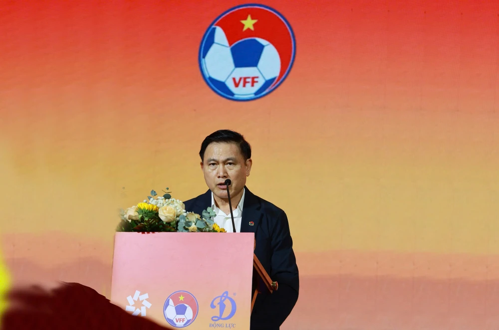 Ông Trần Anh Tú - Phó Chủ tịch VFF trong buổi ra mắt bộ trang phục mới của tuyển Việt Nam. 8058656332ed83b3dafc.jpg