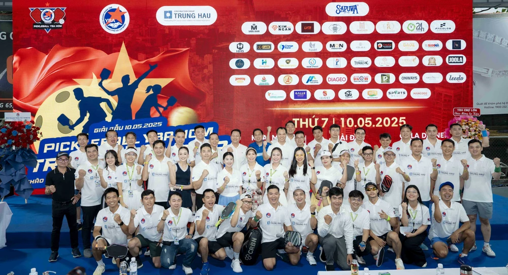 Có khoảng 200 VĐV là các doanh nhân trẻ, khách mời đặc biệt, nghệ sĩ tranh tài ở 2 nội dung đôi nam và đôi nam nữ. Ảnh tổng khai mạc.jpg
