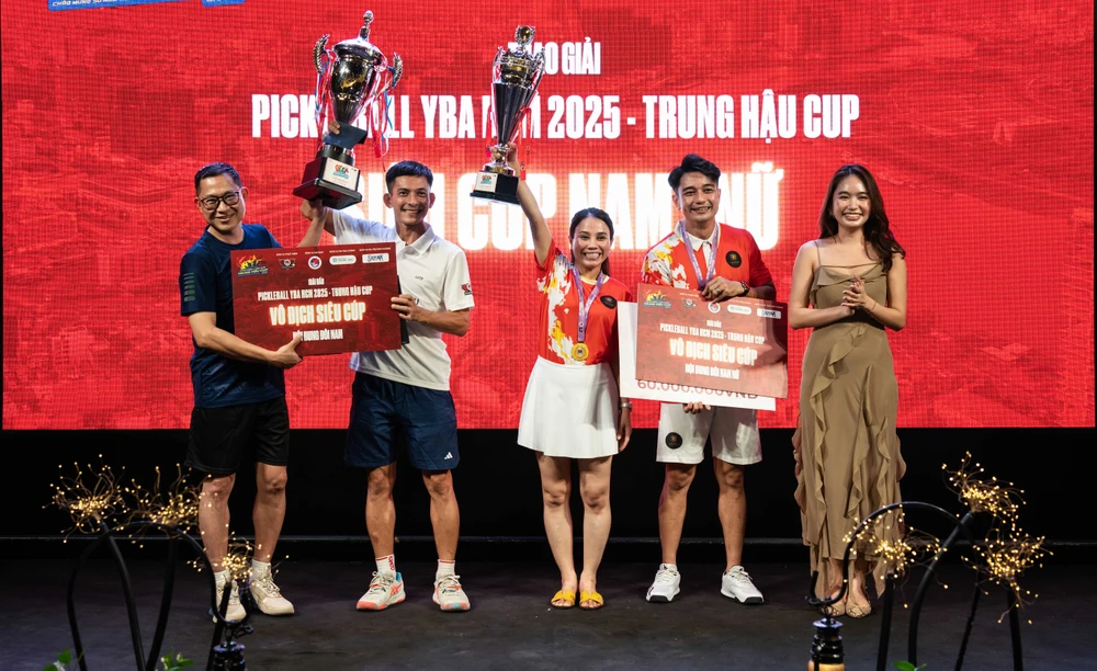 Các VĐV trên bục nhận thưởng vào cuối ngày. Trao giải Siêu cúp.jpg