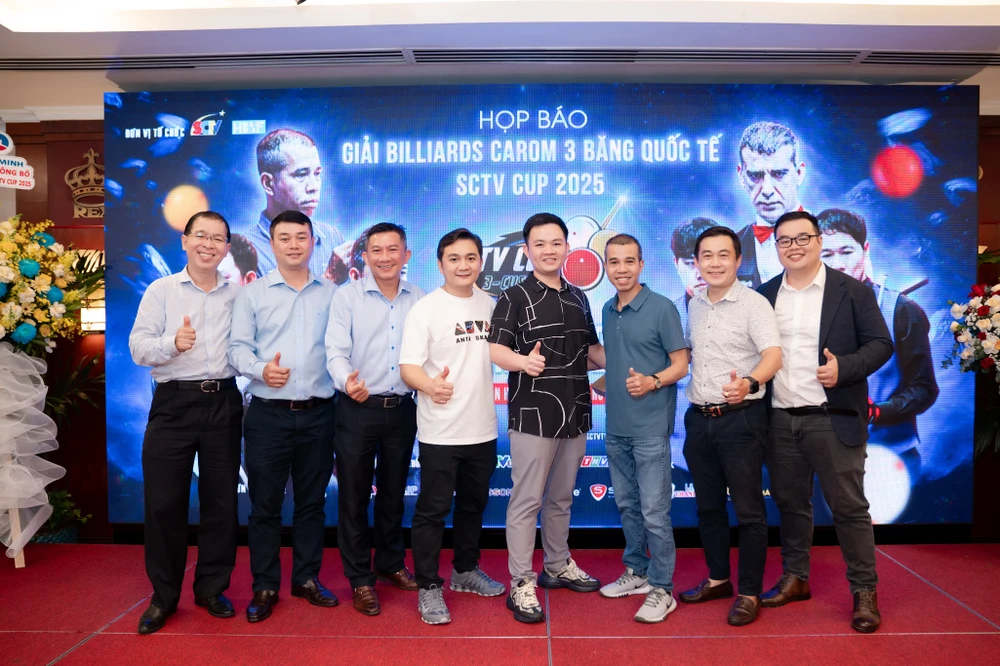 Ba cơ thủ Trần Quyết Chiến, Bao Phương Vinh và Trần Thanh Lịch chụp ảnh lưu niệm trong buổi họp báo ra mắt giải đấu. hongquan.photo-186.JPG