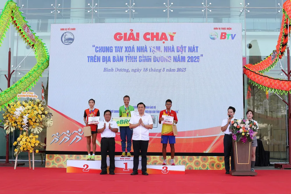 Lãnh đạo Tỉnh Bình Dương trao giải cho các VĐV có thành tích xuất sắc tại giải chạy 2025. z6613237506558_092f9fe0743c9fd8b7595a3a45ac80fb.jpg