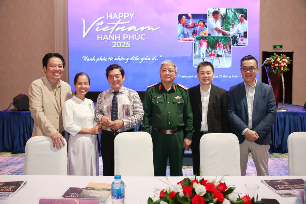 Các đại biểu chụp ảnh lưu niệm tại chương trình “Việt Nam hạnh phúc – Happy Vietnam 2025. 446A8802.JPG