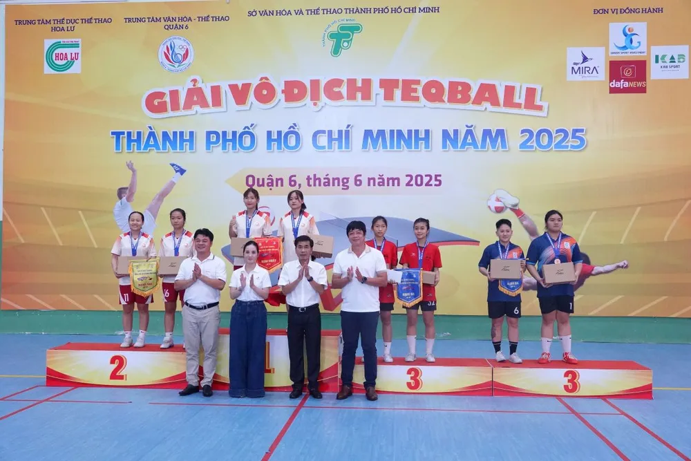 Trao giải nội dung đôi nữ cho giải Teqball vô địch TPHCM năm 2025. teqball-12.JPG