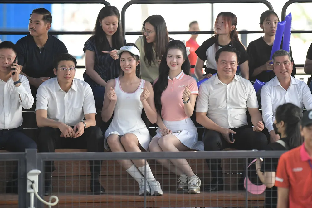 Nhiều CĐV xinh đẹp trên khán đài giải Pickleball Việt Nam. z6770159265728_1b4a9536a7e1094f571daedf0951b6af.jpg