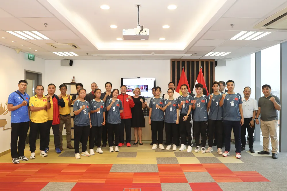 Tổng Lãnh sự quán Hungary TPHCM gặp gỡ với các thành viên tuyển Teqball Việt Nam, sau khi kết thúc việc huấn luyện với các chuyên gia quốc tế. Ảnh: Quỳnh Mai