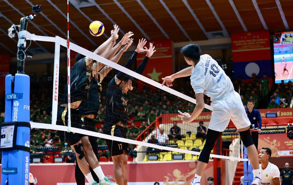 Đội Bóng chuyền Công an nhân dân (trắng) trong pha tấn công trước đội Cảnh sát Indonesia (Jakarta Bhayangkara Presisi Club) trong ngày khai mạc giải đấu. Ảnh: Quỳnh Mai