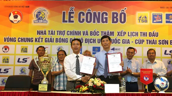 Đại diện VFF và nhà tài trợ Thái Sơn Bắc tại lễ ký hợp đồng tài trợ