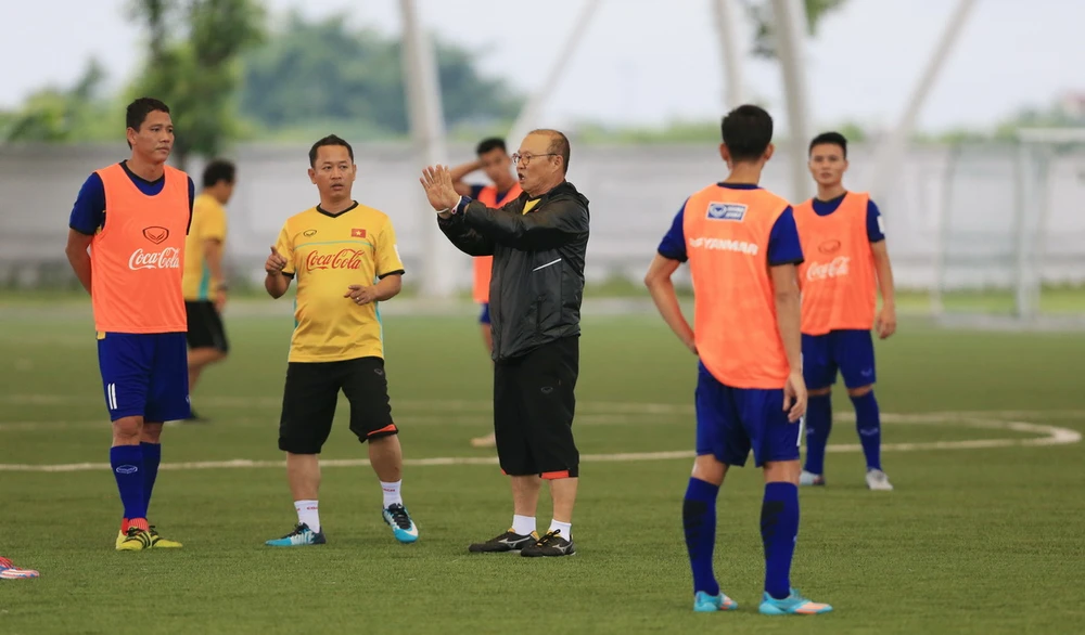 Thầy trò ông Park trên sân tập. Ảnh: MINH HOÀNG