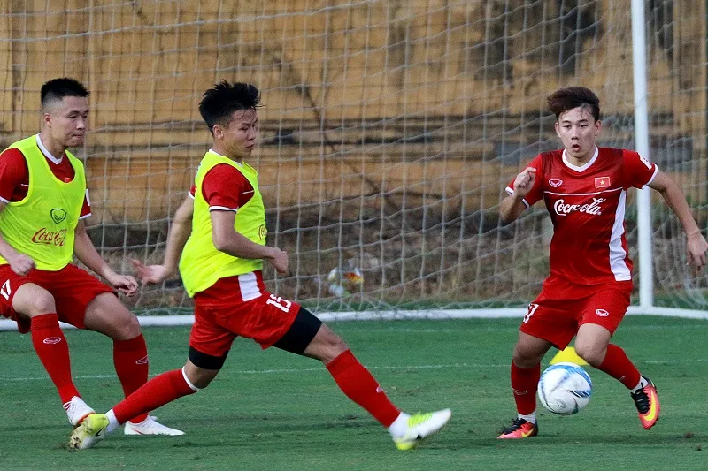 Minh Vương (bìa phải) có tên trong 5 cầu thủ bị loại đầu tiên. Ảnh: MINH HOÀNG