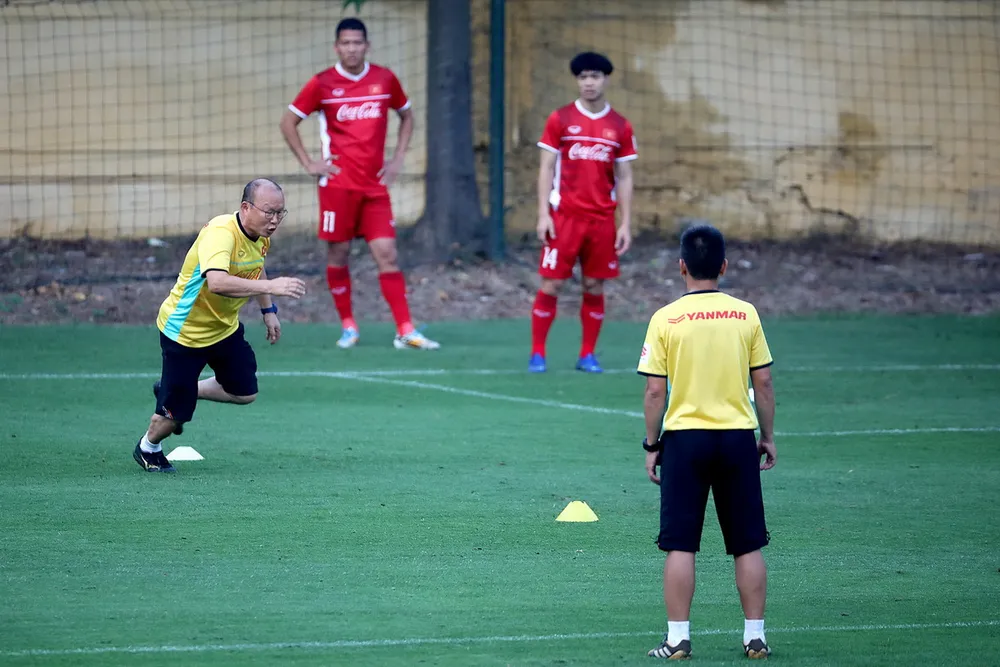 HLV Park Hang-seo thị phạm trong một bài tập. Ảnh: MINH HOÀNG