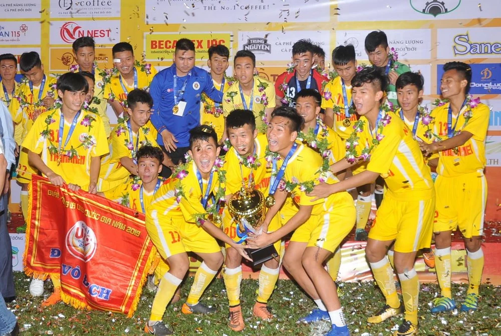 U19 Hà Nội trong niềm vui vô địch. Ảnh: NGUYỄN NHÂN