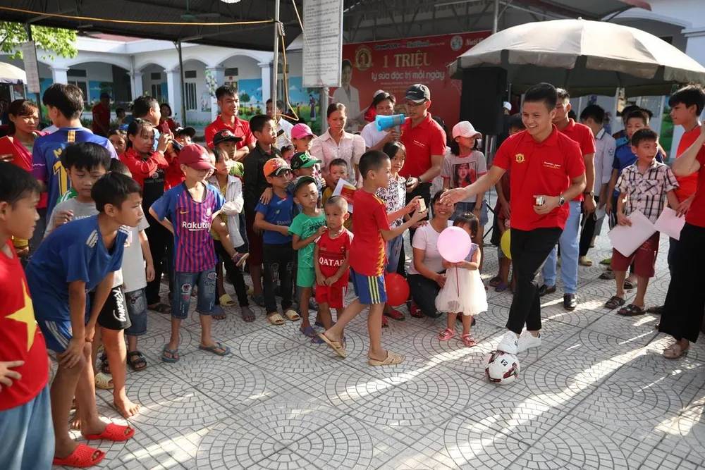 Quang Hải cùng NutiFood tặng quà cho trẻ khó khăn ở Phú Thọ ảnh 1