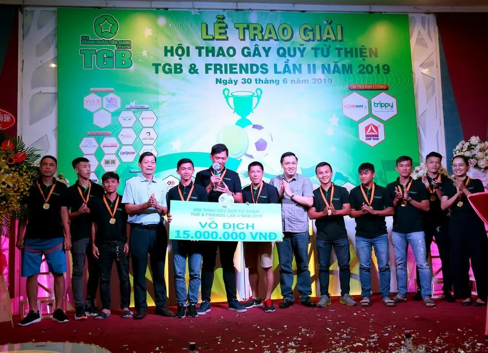 Ban tổ chức trao giải vô địch cho đội VCG-Bankmart ở nội dung bóng đá. Ảnh: Anh Trần