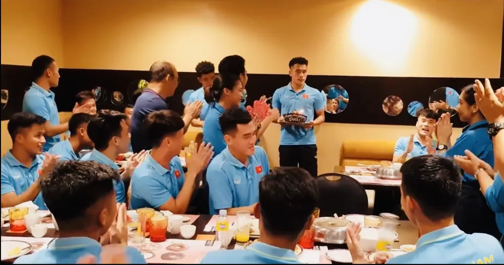 Tiến Dụng khá... khớp bên chiếc bánh kem mà toàn đội gởi tặng. Ảnh: Đoàn Nhật