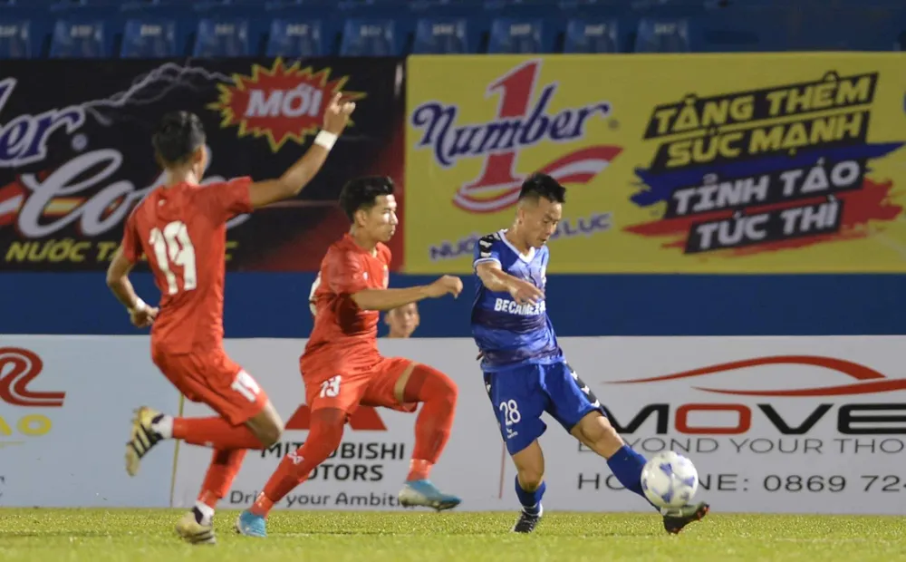 B.Bình Dương chật vật vượt qua U20 Myanmar. Ảnh: Nguyễn Nhân