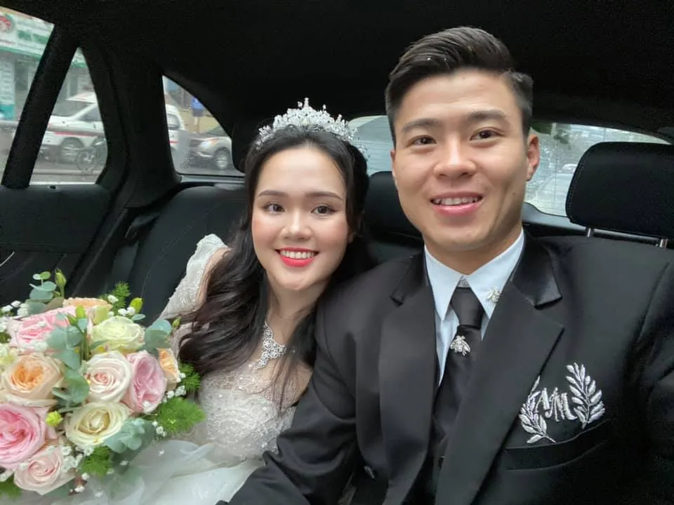 Duy Mạnh rạng ngời bên cạnh bạn đời Quỳnh Anh. Ảnh: FBNV