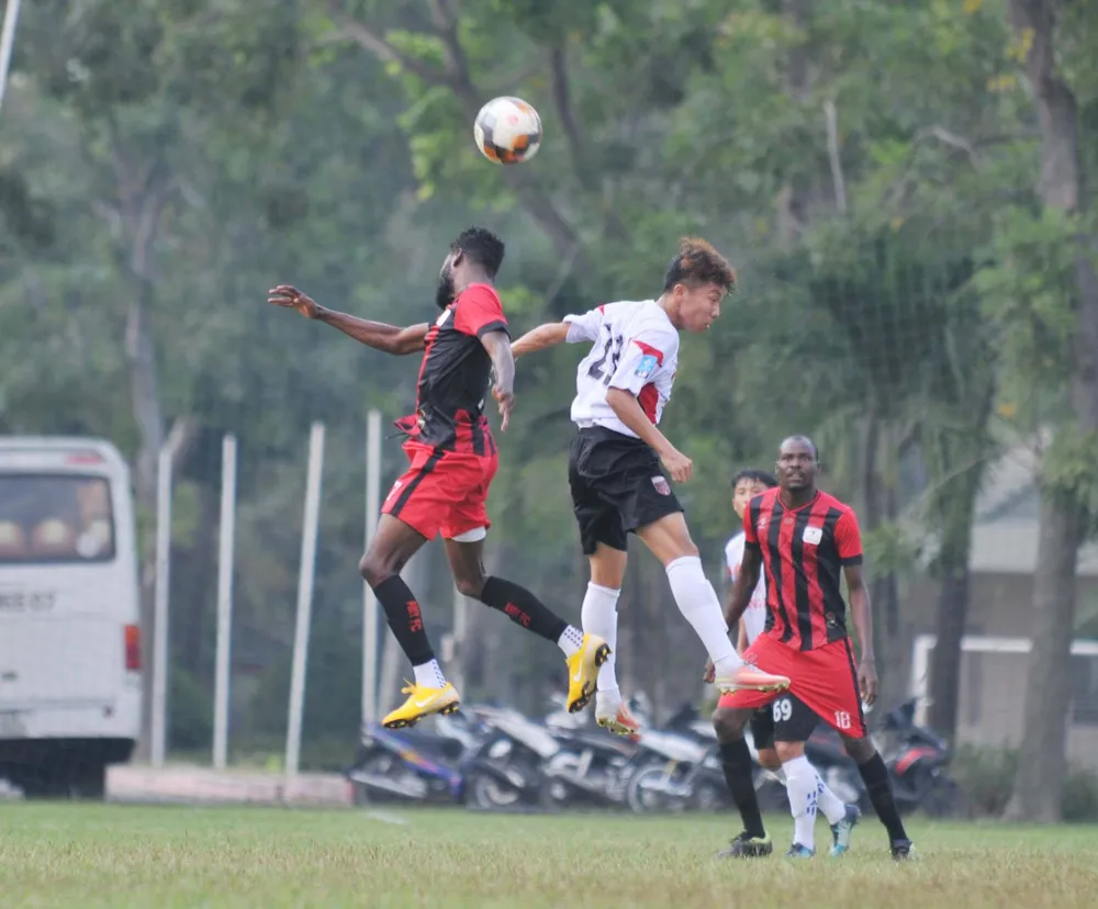 Long An (áo trắng) tích cực chuẩn bị cho mùa bóng mới. Ảnh: Anh Tuấn