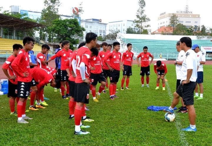 Đội Long An ở buổi tập chiều 20-4. Ảnh: Anh Tuấn