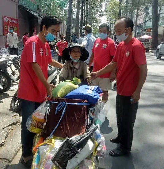 CĐV TPHCM chia sẻ khó khăn với người nghèo trong dịch Covid-19 ảnh 2