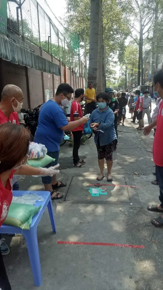 CĐV TPHCM chia sẻ khó khăn với người nghèo trong dịch Covid-19 ảnh 1