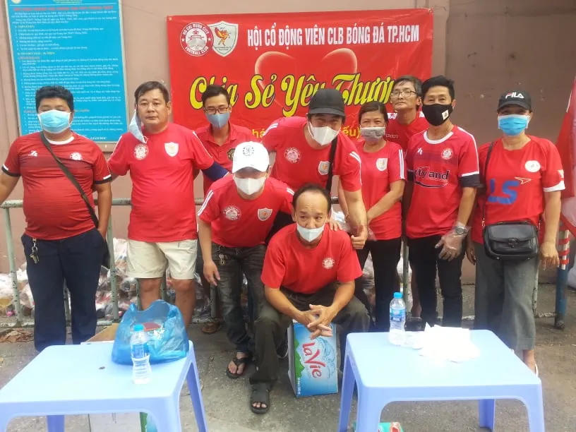 Các thành viên của Hội CĐV CLB TPHCM tiếp tục tnam gia công tác xã hội trong mùa dịch Covid-19. Ảnh: Anh Trần