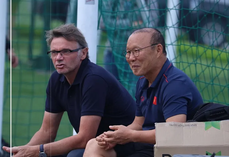 Lần hội ngộ giữa hai HLV Philippe Troussier và Park Hang-seo tại trung tâm PVF. Ảnh: Mỹ Linh (PVF)