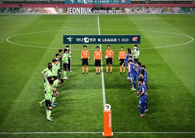 Các cầu thủ không hạn chế nói chuyện với nhau, không bắt tay... ở K-League 2020.
