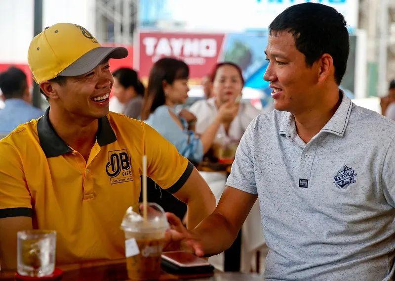 Công Phượng và Anh Đức xuất hiện ở ngày khai trương quán cà phê Ông Bầu tại Bình Dương ảnh 1