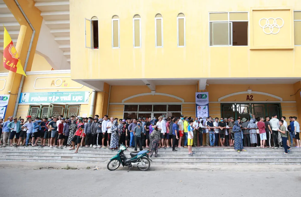 Đông đảo khán giả Nam Định xếp hàng chờ mua vé. Ảnh: Minh Hoàng