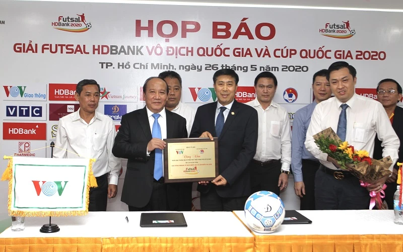 Lãnh đạo LĐBĐ Việt Nam, VOV và nhà tài trợ HDBank tại lễ ký hợp đồng. Ảnh: Anh Trần