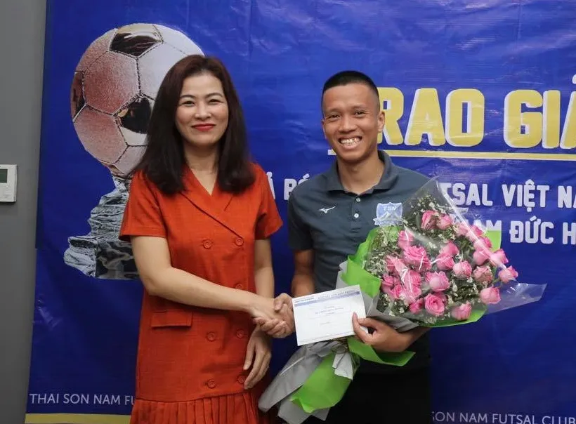 Trao giải Quả bóng đồng futsal Việt Nam 2019 cho cầu thủ Phạm Đức Hòa ảnh 3