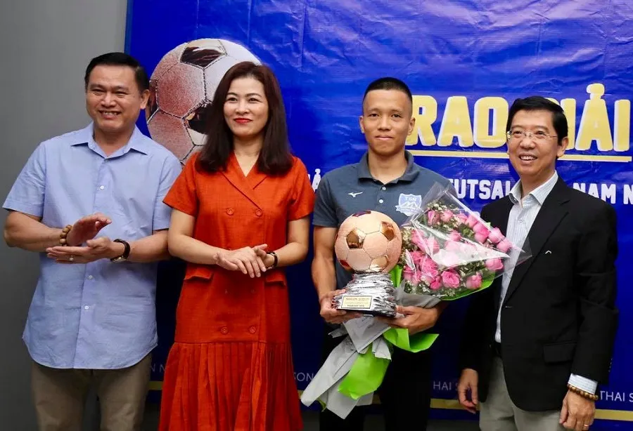 Trao giải Quả bóng đồng futsal Việt Nam 2019 cho cầu thủ Phạm Đức Hòa ảnh 5