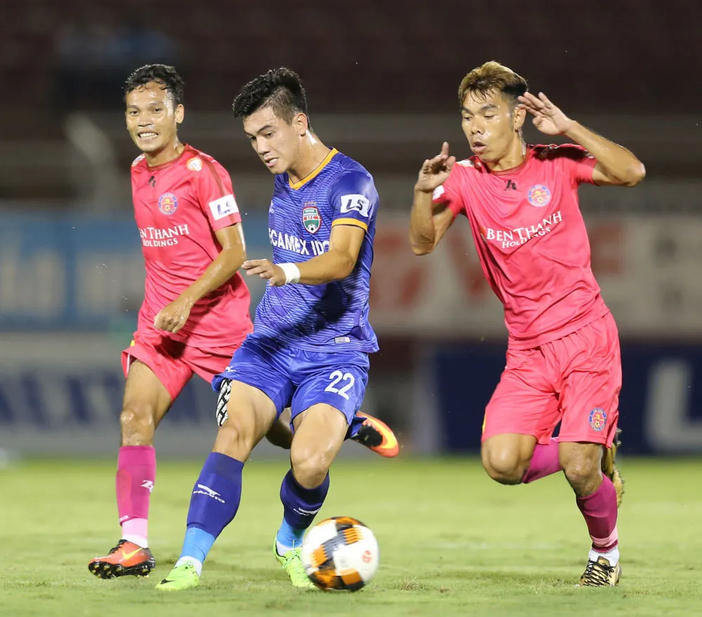 Tiến Linh và các đồng đội với mục tiêu giành 3 điểm trước Hải Phòng. 