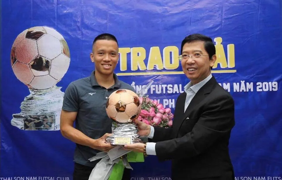 Trao giải Quả bóng đồng futsal Việt Nam 2019 cho cầu thủ Phạm Đức Hòa ảnh 2