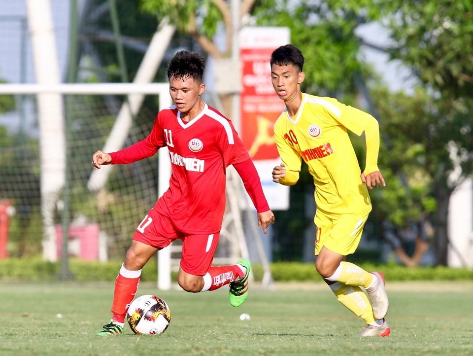 U19 Bình Dương (áo đỏ) ngược dòng đánh bại SLNA. Ảnh: Khả Hòa.