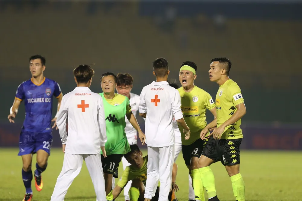 Hà Nội FC giành 3 điểm trên sân Bình Dương trong trận đấu nhiều tranh cãi ảnh 5 Hà Nội FC giành 3 điểm trên sân Bình Dương trong trận đấu nhiều tranh cãi ảnh 5