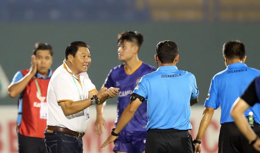 Hà Nội FC giành 3 điểm trên sân Bình Dương trong trận đấu nhiều tranh cãi ảnh 6 Hà Nội FC giành 3 điểm trên sân Bình Dương trong trận đấu nhiều tranh cãi ảnh 6