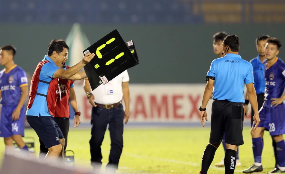 Hà Nội FC giành 3 điểm trên sân Bình Dương trong trận đấu nhiều tranh cãi ảnh 7 Hà Nội FC giành 3 điểm trên sân Bình Dương trong trận đấu nhiều tranh cãi ảnh 7