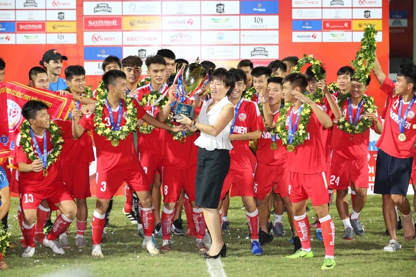 U19 PVF đăng quang trên sân nhà. Ảnh: Khả Hòa