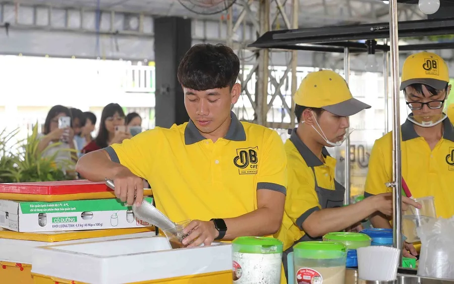 Kiều Trinh, Xuân Trường, Văn Thanh… hội ngộ ở điểm bán thứ 100 của cà phê Ông Bầu ảnh 1