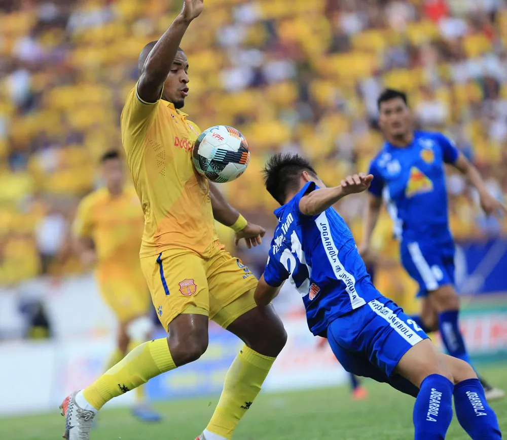 Thắng sít sao trên sân Thiên Trường, Nam Định đẩy Quảng Nam xuống cuối bảng ảnh 1