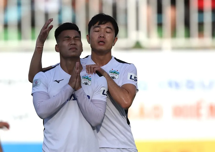 Văn Thanh cầu nguyện cho sức khỏe của bố sau khi ghi bàn trong trận gặp Quảng Nam