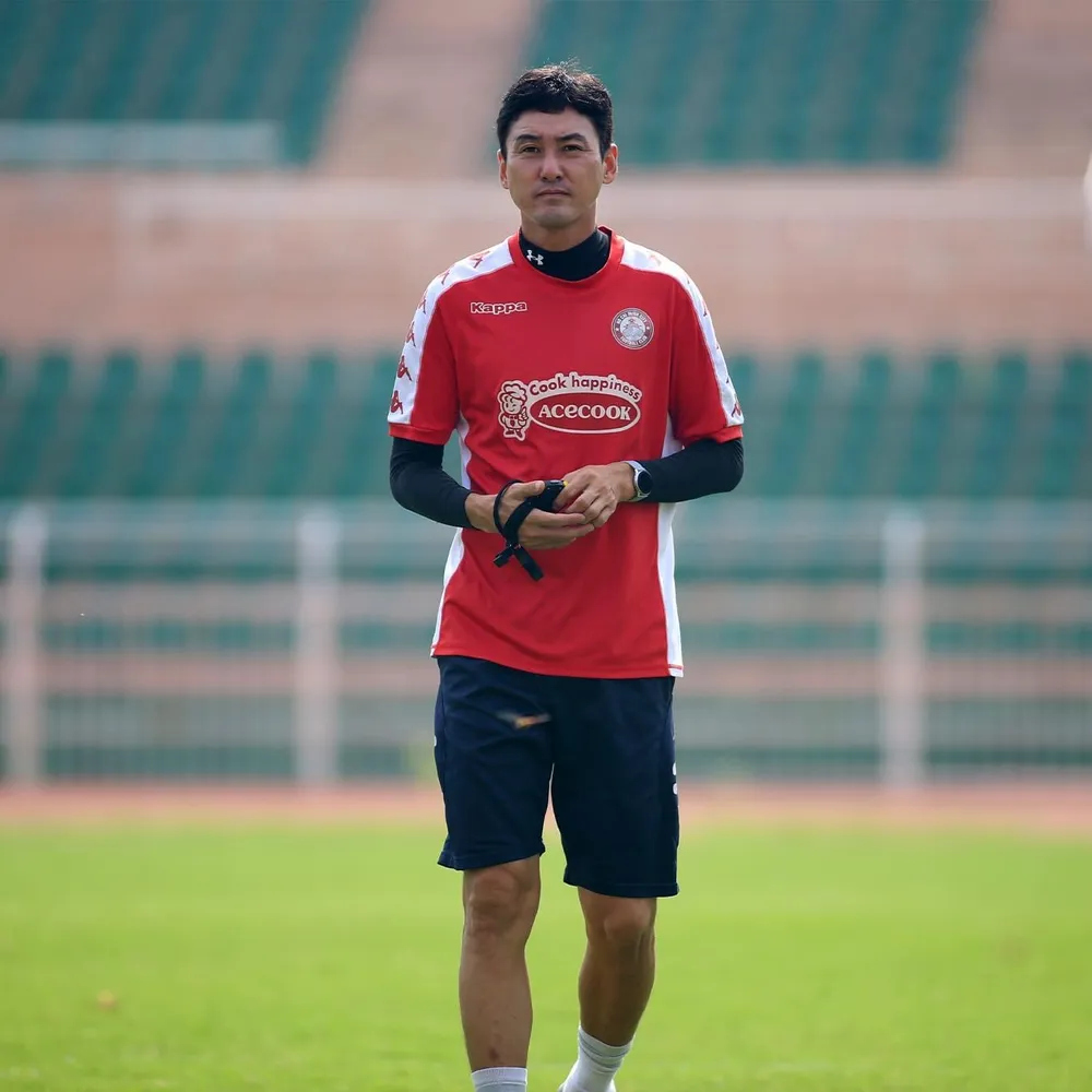 Trợ lý Yang của HLV Chung Hae-song. Ảnh: HCMCFC