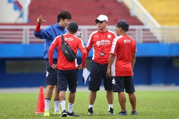 Vừa trở lại CLB TPHCM, trợ lý của HLV Chung đã nhận án kỷ luật ảnh 1