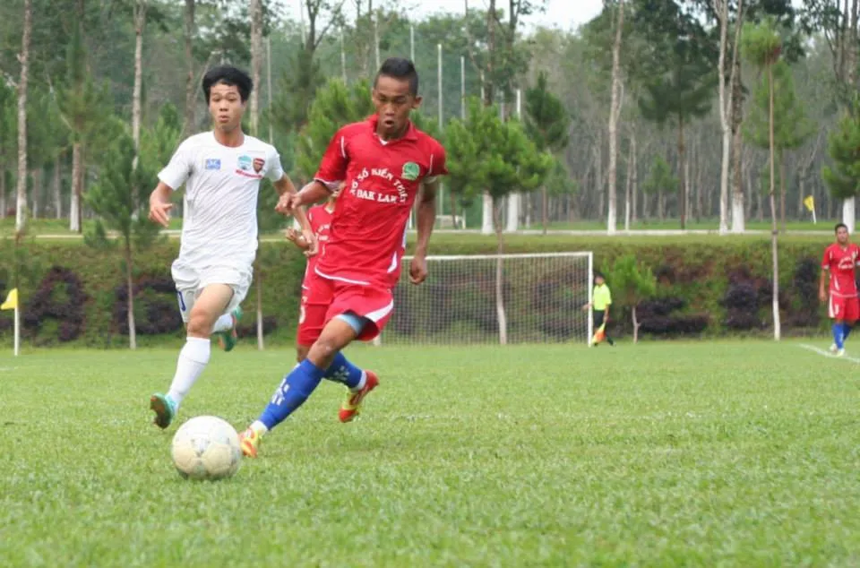 Cao Hoàng Hải (bên phải) trong màu áo đội Đắk Lắk