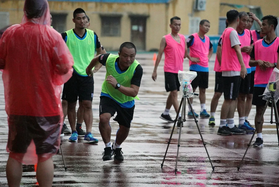 Các trọng tài trong bài kiểm tra thể lực