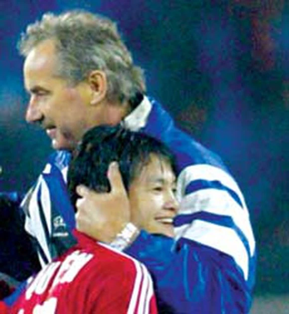 Cựu thuyền trưởng Đội tuyển Việt Nam Alfred Riedl qua đời ở tuổi 71 ảnh 1 Cựu thuyền trưởng Đội tuyển Việt Nam Alfred Riedl qua đời ở tuổi 71 ảnh 1