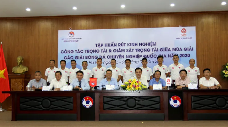 Lãnh đạo VFF, Ban trọng tài và các trọng tài chụp ảnh kỷ niệm tại lễ bế mạc