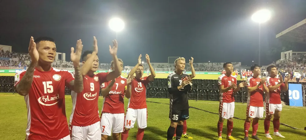 Niềm vui của các cầu thủ TPHCM khi giành vé vào Bán kết. Ảnh: DŨNG PHƯƠNG